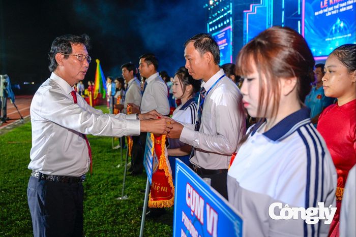 Ông Lê Văn Phước, Tỉnh ủy viên, Phó Chủ tịch UBND tỉnh An Giang, Trưởng Ban tổ chức Đại hội TDTT tỉnh An Giang lần thứ I năm 2026 tặng cờ lưu niệm cho các đội tham gia Đại hội