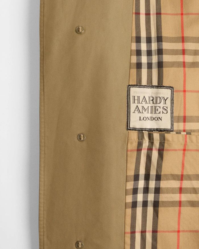 Chi tiết nhãn hiệu cá nhân hóa trên áo khoác Burberry của nhà thiết kế thời trang người Anh Hardy Amies. Ảnh: Cntraveller