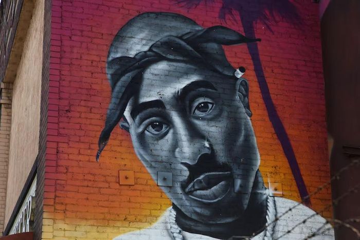 Bức tường khắc họa cố rapper Tupac Shakur . Ảnh: Reuters
