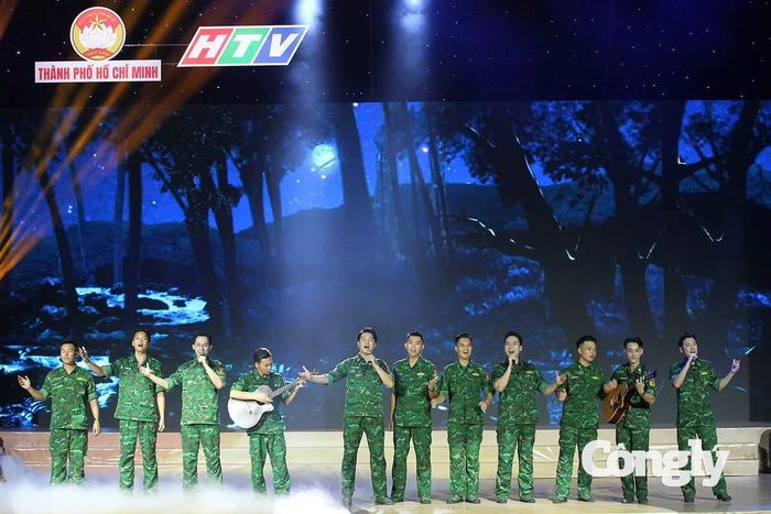 Nhiều tiết mục nghệ thuật đặc sắc ca ngợi tình yêu quê hương và biển đảo.