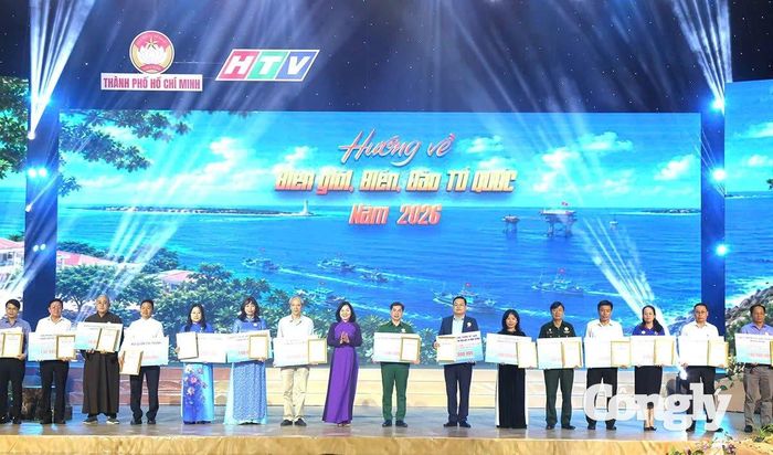 Đại diện Ủy ban MTTQ Việt Nam TP.HCM tiếp nhận kinh phí ủng hộ và trao thư cảm ơn các đơn vị đồng hành.