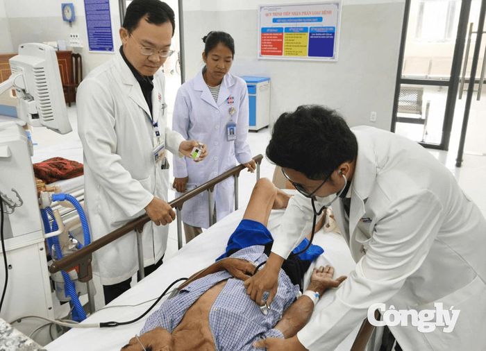 Nhóm bác sĩ luân phiên Sở Y tế TP.HCM tại Trung tâm Y tế Quân dân y Đặc khu Côn Đảo theo dõi sát bệnh nhân trong quá trình truyền thuốc tiêu sợi huyết.
