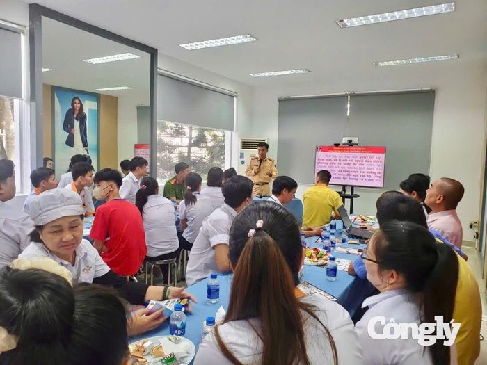 CSGT trực tiếp tuyên truyền cho công nhân, người lao động trên địa bàn.