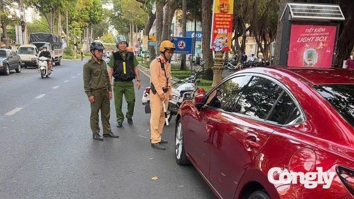 CSGT xử lý xe dừng đỗ sai quy định trên địa bàn phường Vũng Tàu.