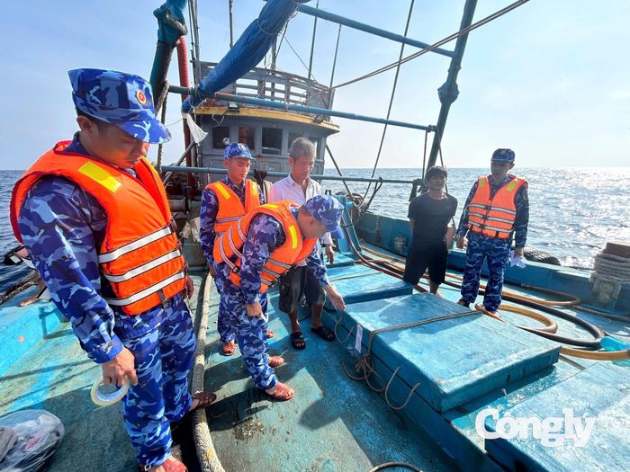 Lực lượng chức năng Bộ Tư lệnh Vùng Cảnh sát biển 4 niêm phong hàng hóa trên tàu TG 91467-TS.
