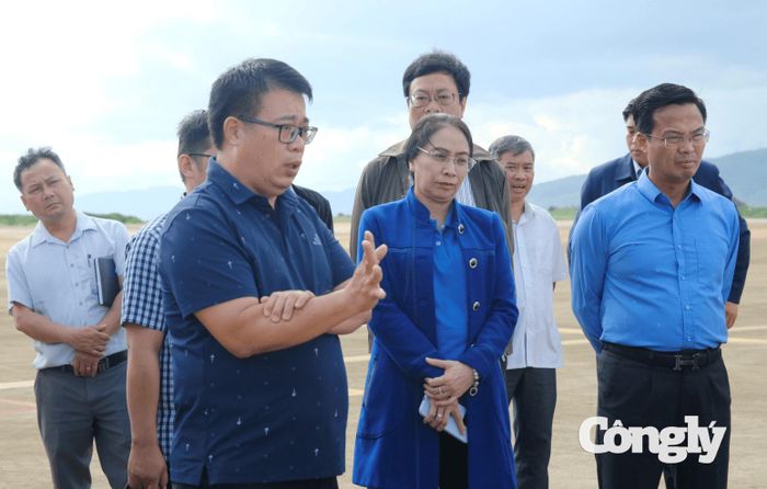 Phó Chủ tịch UBND tỉnh Lâm Đồng Nguyễn Ngọc Phúc và Đinh Văn Tuấn kiểm tra thực tế công tác chuẩn bị mở cửa sân bay.