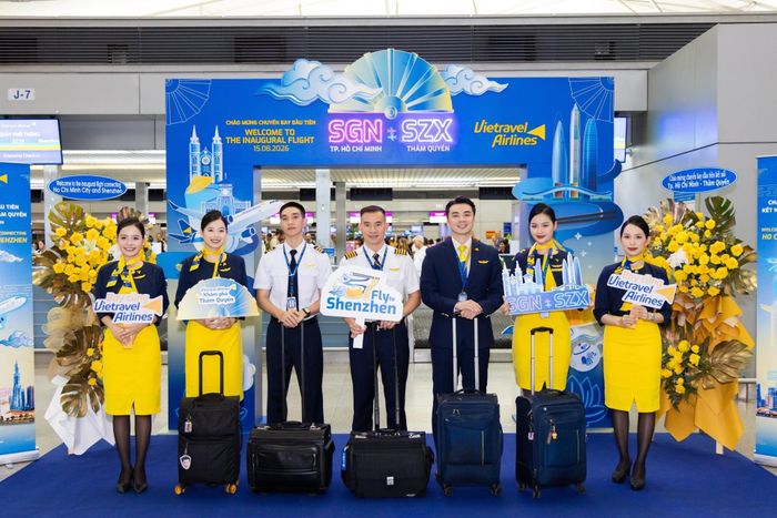 Tổ bay chuyến bay khai trương tại sự kiện. Ảnh: VTA