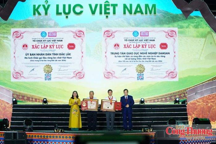 Trao chứng nhận 2 Kỷ lục Việt Nam gồm “Mô hình chiếc gùi sầu riêng lớn nhất Việt Nam” và “Sự kiện chế biến và công diễn các món ăn từ sầu riêng với số lượng nhiều nhất Việt Nam”.