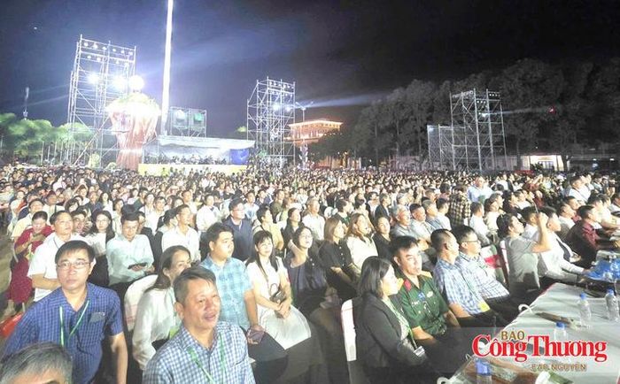 Hàng vạn người dân và du khách tham dự đêm khai mạc Lễ hội Sầu riêng Đắk Lắk 2026.