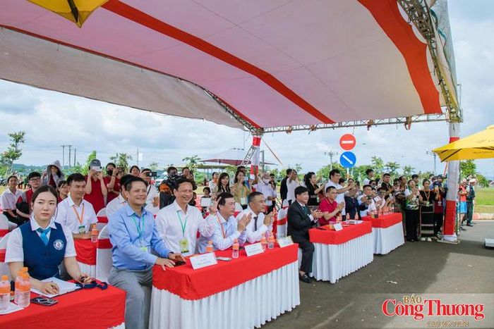 Bà Sohn Minyoung (bìa trái), Giám khảo chính thức của Guinness World Records, đại diện Tổ chức Kỷ lục Thế giới Guinness.