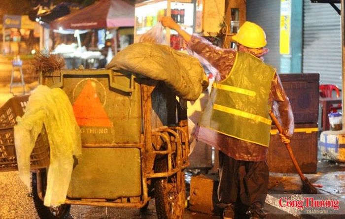 Thu gom rác từ khu vực đô thị về bãi xử lý là bài toán nan giải.