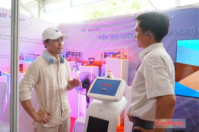 Ông Lê Thanh Phong, đại diện Công ty TNHH Windify & Công ty TNHH Ihub Tech (bên trái) mong muốn sẽ lan tỏa hơn nữa thông tin các hoạt động thúc đẩy tiết kiệm năng lượng và chuyển đổi xanh nói chung, Hội chợ chuyên về tiết kiệm năng lượng và chuyển đổi xanh nói riêng