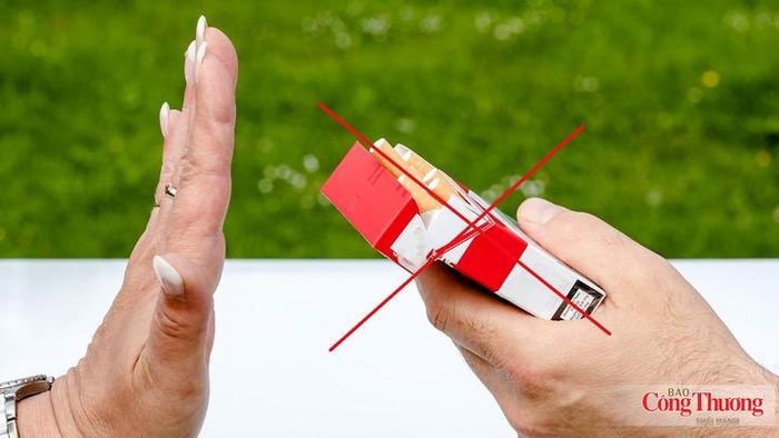 Việc kiểm tra căn cước, hộ chiếu hoặc ứng dụng định danh quốc gia (VNeID) khi có trường hợp nghi ngờ về độ tuổi sẽ hạn chế được người trẻ tuổi sử dụng thuốc lá từ sớm.
