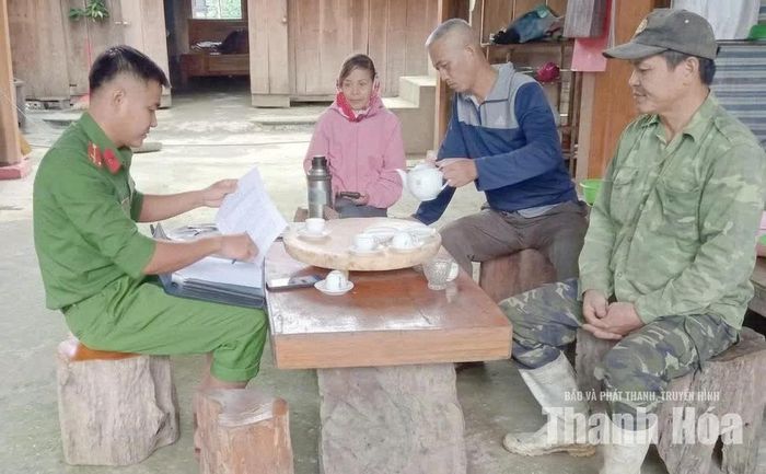 Công an xã Yên Nhân tuyên truyền pháp luật về phòng, chống ma túy cho người dân.