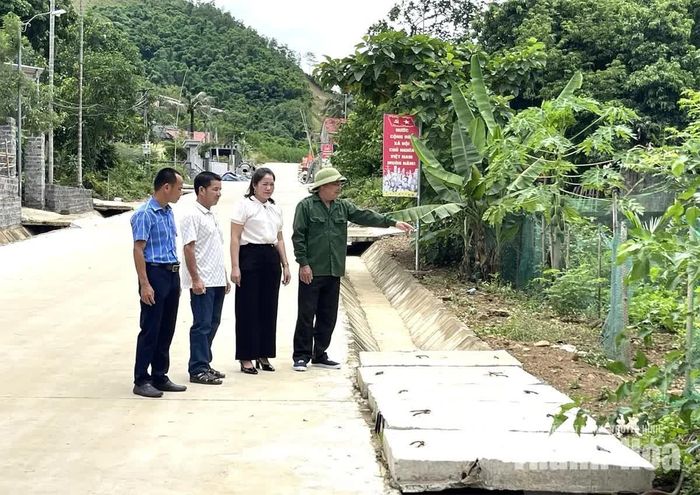 Từ sự tuyên truyền, vận động của NCUT, nhiều tuyến đường xã Cẩm Tú được đầu tư xây dựng khang trang, sạch đẹp.