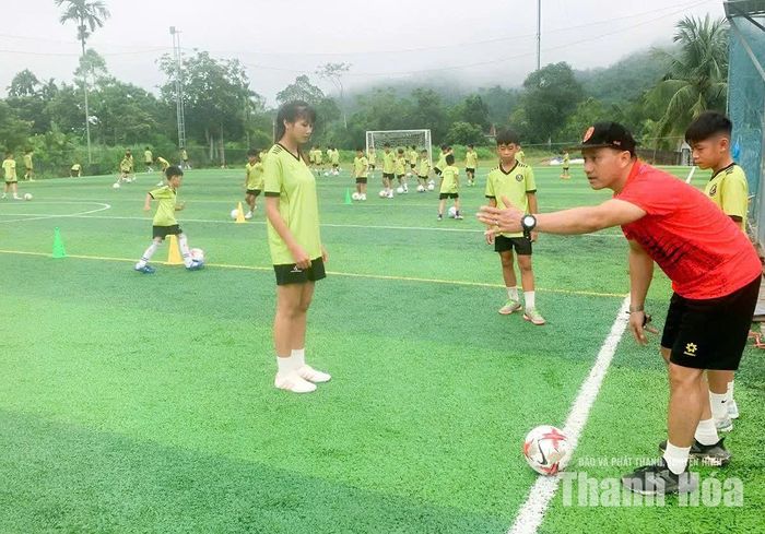Anh Nguyễn Văn Thân (xã Vạn Xuân) hướng dẫn các em nhỏ tập luyện môn bóng đá.