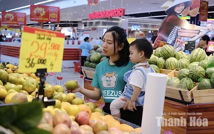 Người dân mua sắm tại Siêu thị Go! Thanh Hóa.