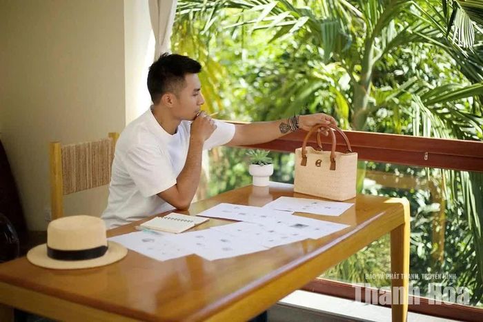 Anh Trần Doãn Hùng, Giám đốc Công ty TNHH Đan Việt Handicraft, xã Ba Đình say sưa sáng tạo sản phẩm túi.