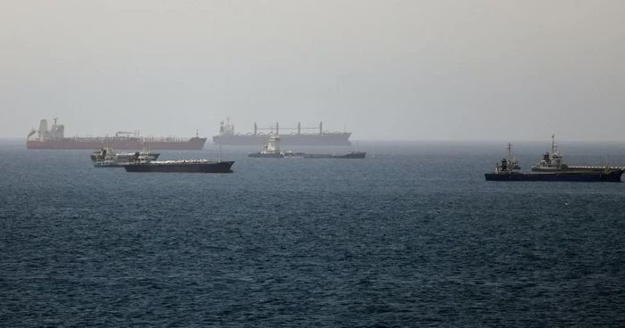 Các tàu thuyền đi qua eo biển Hormuz. Ảnh: Al Jazeera.