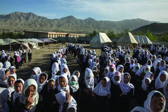 Taliban vẫn hạn chế quyền tiếp cận giáo dục của nữ sinh. Ảnh: Paula Bronstein.