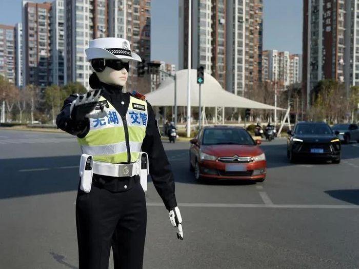 Robot cảnh sát thông minh R001 trên đường phố Vũ Hồ, tỉnh An Huy (Trung Quốc). Ảnh: Xinhua.