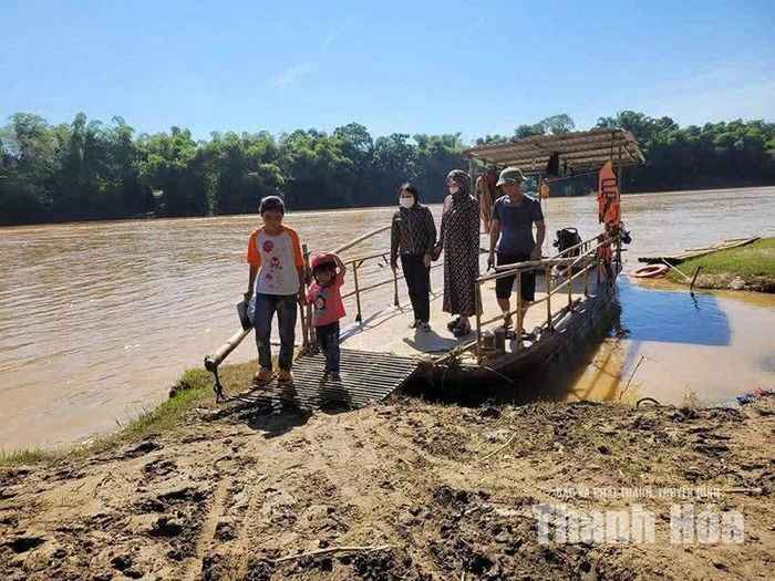 Hằng ngày, người dân Chòm Mốt (nay là thôn Trung Thủy, xã Quý Lương) vẫn phải qua sông Mã bằng chiếc đò nhỏ.