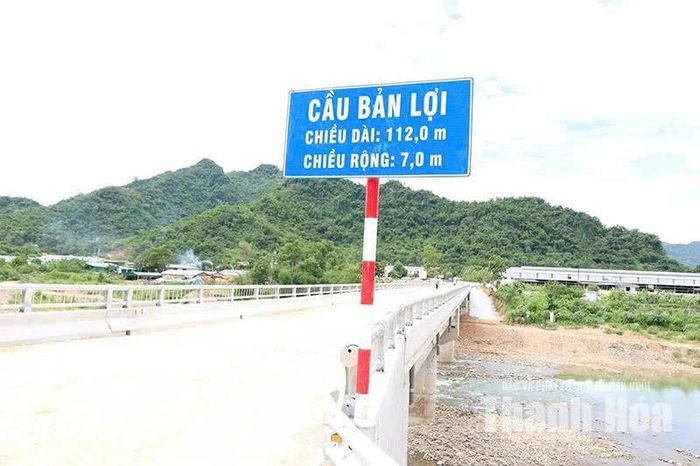 Cầu Bản Lợi (nay là bản Din Lợi, xã Trung Hạ) đưa vào sử dụng góp phần thúc đẩy giao lưu, buôn bán hàng hóa của người dân thuận tiện hơn.