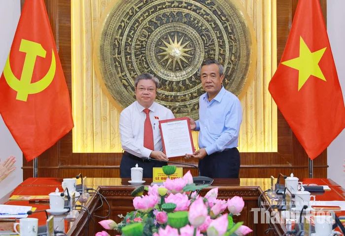 Bí thư Tỉnh ủy, Trưởng Đoàn ĐBQH tỉnh Lê Đức Thái trao Nghị quyết của Ủy ban Thường vụ Quốc hội cho ông Bùi Văn Dũng.