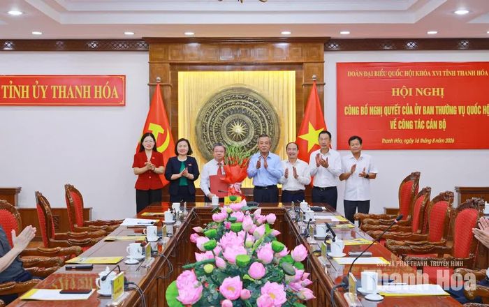 Các đồng chí lãnh đạo tỉnh tặng hoa chúc mừng ông Bùi Văn Dũng.