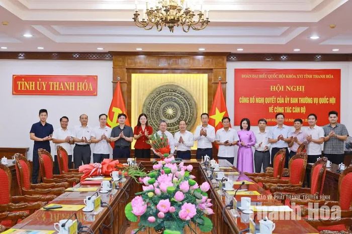 Lãnh đạo tỉnh và Đoàn ĐBQH tỉnh tặng hoa chúc mừng ông Bùi Văn Dũng.