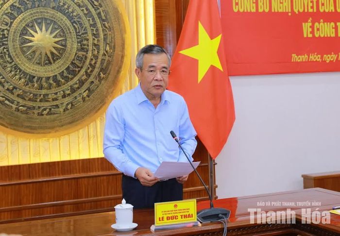 Bí thư Tỉnh ủy, Trưởng Đoàn ĐBQH tỉnh Lê Đức Thái chúc mừng ông Bùi Văn Dũng.