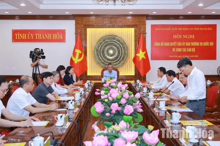 Chánh Văn phòng Đoàn ĐBQH và HĐND tỉnh Trần Mạnh Long trình bày Nghị quyết của Ủy ban Thường vụ Quốc hội.