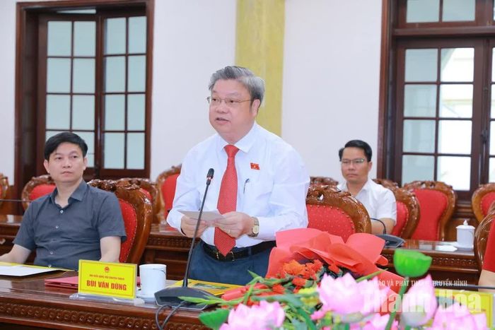 Ông Bùi Văn Dũng phát biểu cảm ơn và nhận nhiệm vụ.