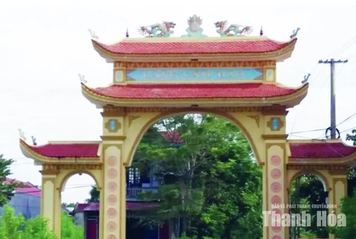 Cổng làng Cẩm Bào (cũ), nay là thôn Cẩm Xuân, xã Tây Đô.