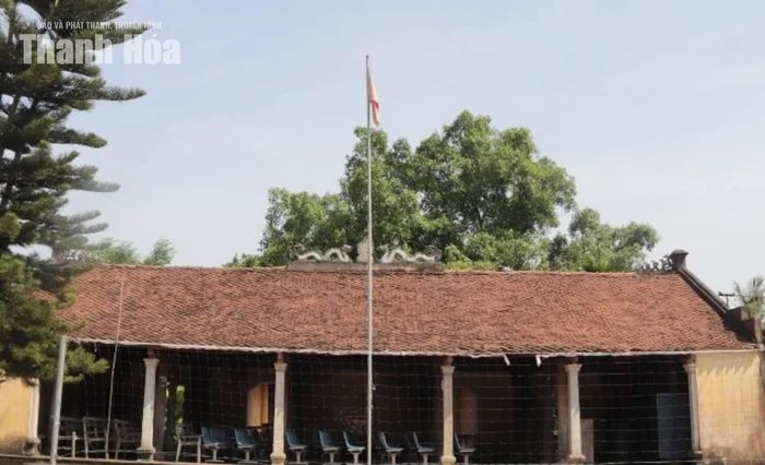 Đình làng Cẩm Bào là nơi trú ẩn của một số du kích Chiến khu Ngọc Trạo năm 1941 khi bị giặc Pháp truy đuổi.