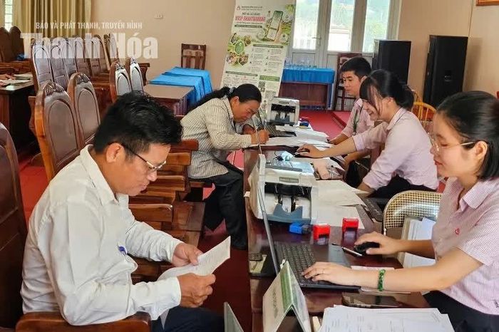 Cán bộ Ngân hàng Chính sách xã hội Thạch Thành phối hợp với các tổ chức Hội, đoàn thể rà soát nhu cầu vay vốn của học sinh, sinh viên học các ngành STEM.