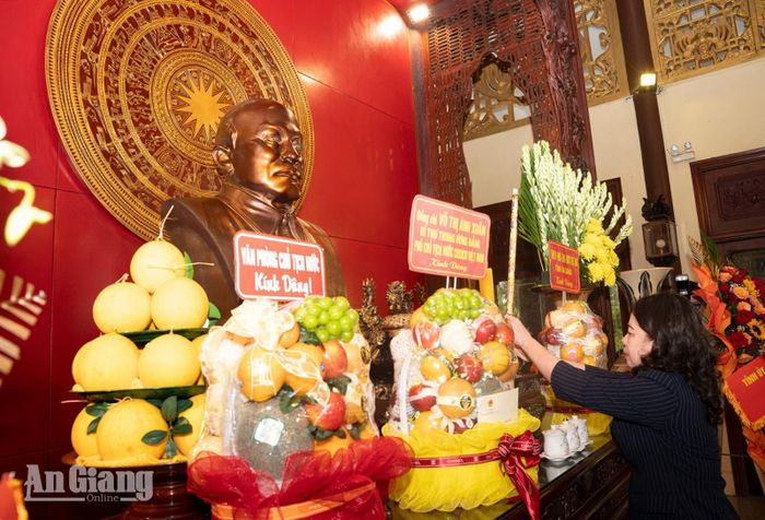 Phó Chủ tịch nước Võ Thị Ánh Xuân dâng hương Chủ tịch Tôn Đức Thắng.