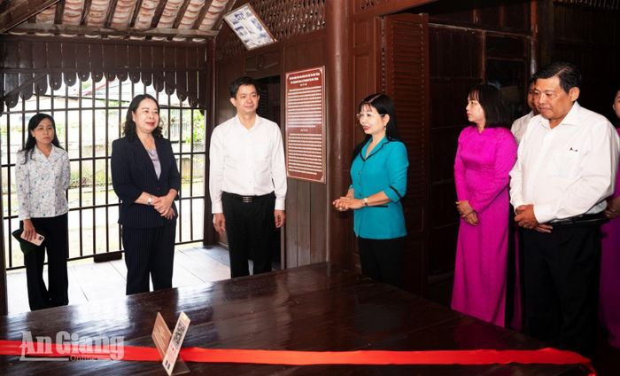 Phó Chủ tịch nước Võ Thị Ánh Xuân cùng các đại biểu nghe giới thiệu về Nhà lưu niệm thời niên thiếu Chủ tịch Tôn Đức Thắng.