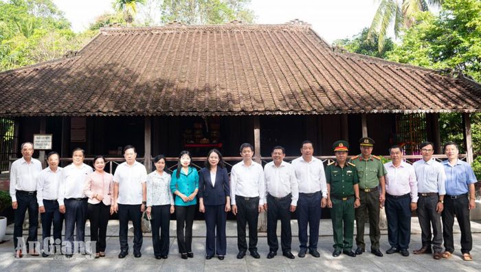 Phó Chủ tịch nước Võ Thị Ánh Xuân và các đại biểu chụp ảnh lưu niệm tại Nhà lưu niệm thời niên thiếu Chủ tịch Tôn Đức Thắng.