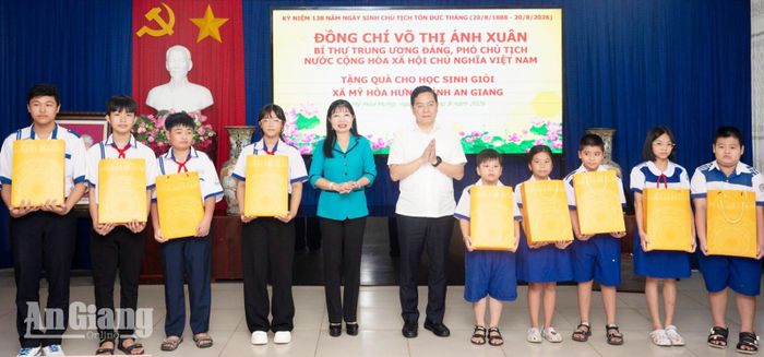 Phó Bí thư Tỉnh ủy, Chủ tịch Ủy ban MTTQ Việt Nam tỉnh An Giang Trần Thị Thanh Hương và Phó Chủ nhiệm Văn phòng Chủ tịch nước, Trợ lý Phó Chủ tịch nước tặng quà học sinh giỏi trên địa bàn xã Mỹ Hòa Hưng.