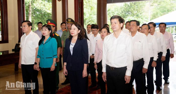 Phó Chủ tịch nước Võ Thị Ánh Xuân cùng đoàn công tác dâng hoa, dâng hương tại đền thờ Chủ tịch Tôn Đức Thắng.