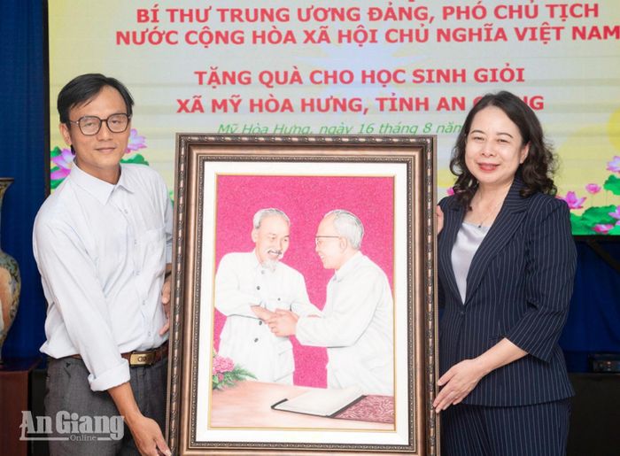 Phó Chủ tịch nước Võ Thị Ánh Xuân tặng quà Ban Quản lý Di tích tỉnh An Giang.