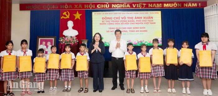 Phó Chủ tịch nước Võ Thị Ánh Xuân và Bí thư Tỉnh ủy An Giang Lê Quang Tùng tặng quà học sinh giỏi trên địa bàn xã Mỹ Hòa Hưng trước thềm năm học mới.