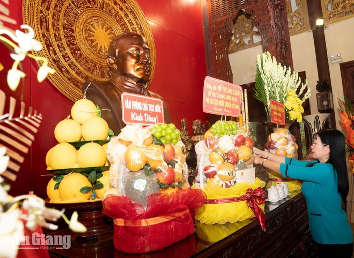 Phó Bí thư Tỉnh ủy, Chủ tịch Ủy ban MTTQ Việt Nam tỉnh An Giang Trần Thị Thanh Hương dâng hương Chủ tịch Tôn Đức Thắng.