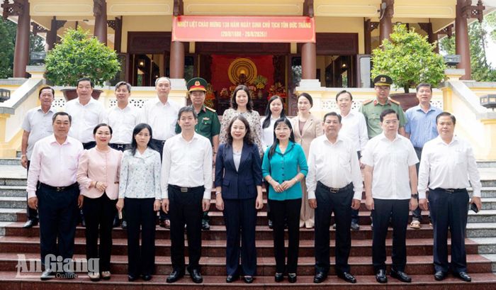 Phó Chủ tịch nước Võ Thị Ánh Xuân, lãnh đạo Văn phòng Chủ tịch nước, tỉnh An Giang chụp hình lưu niệm tại đền thờ Chủ tịch Tôn Đức Thắng.