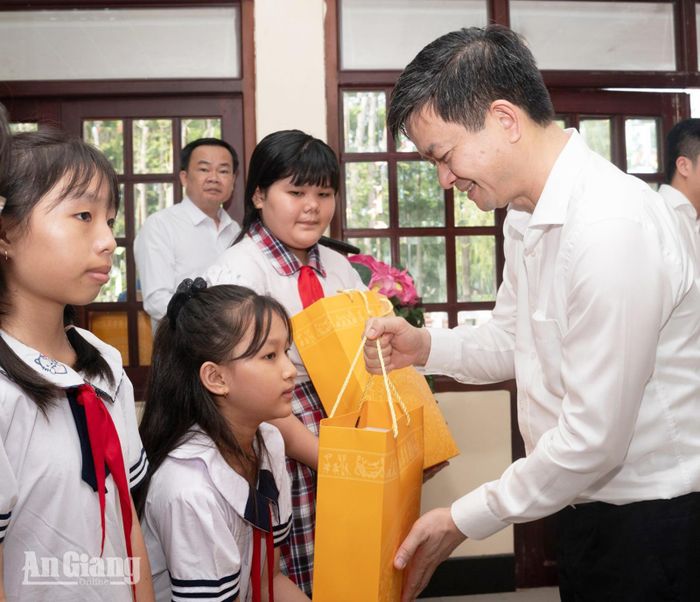 Bí thư Tỉnh ủy An Giang Lê Quang Tùng tặng quà học sinh giỏi trên địa bàn xã Mỹ Hòa Hưng trước thềm năm học mới.