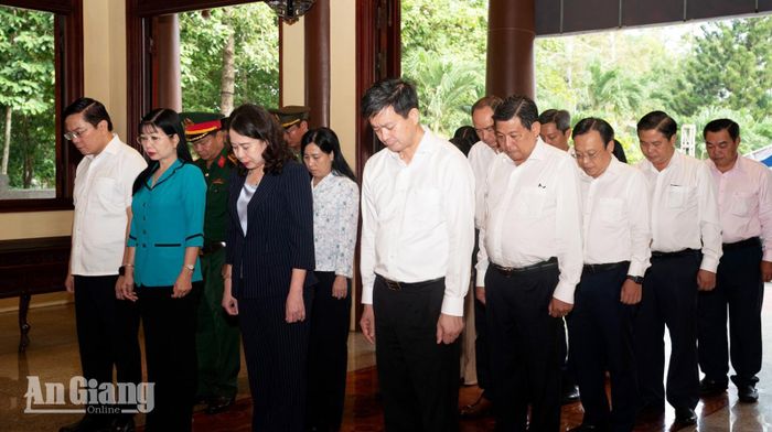 Các đại biểu mặc niệm tưởng nhớ Chủ tịch Tôn Đức Thắng.