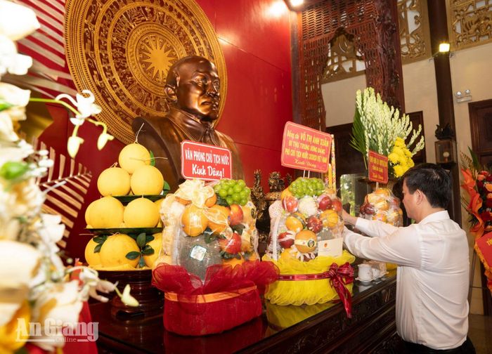 Ủy viên Trung ương Đảng, Bí thư Tỉnh ủy, Trưởng đoàn Đại biểu Quốc hội tỉnh An Giang Lê Quang Tùng dâng hương Chủ tịch Tôn Đức Thắng.