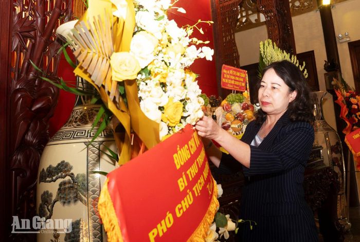 Phó Chủ tịch nước Võ Thị Ánh Xuân thực hiện nghi thức dâng hoa.