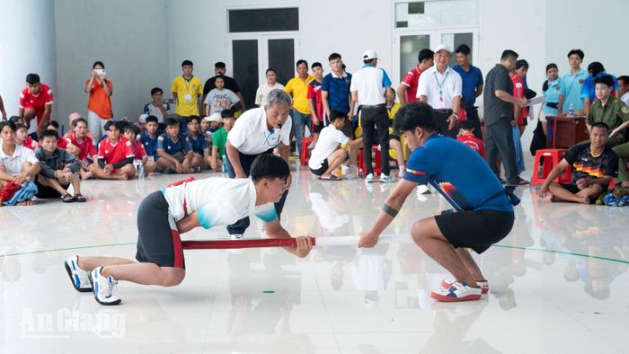 Tranh tài môn đẩy gậy.